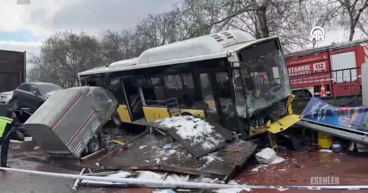 Esenler'de İETT otobüsü otoparka daldı