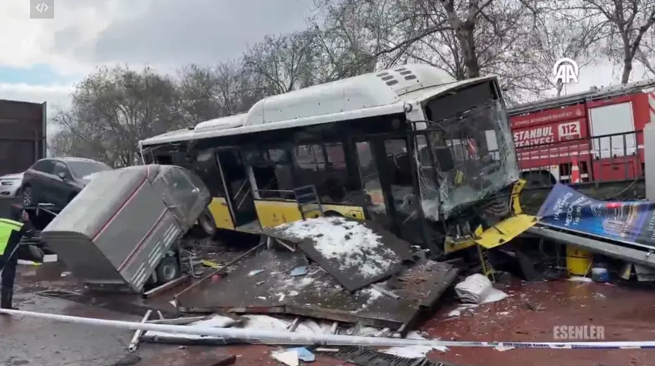 Esenler'de İETT otobüsü otoparka daldı