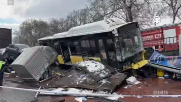 Esenler'de İETT otobüsü otoparka daldı