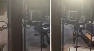 Polisi görünce boğazına bıçak dayadı