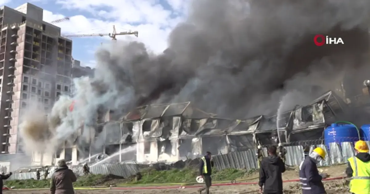 Esenyurt'ta işçi konteynerleri alev alev yanıyor