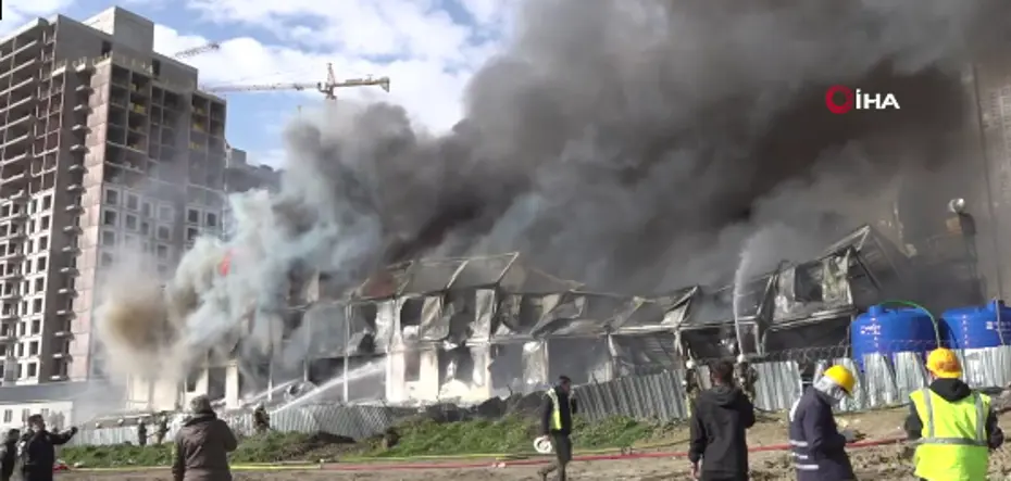 Esenyurt'ta işçi konteynerleri alev alev yanıyor