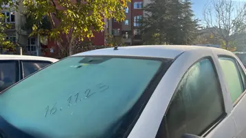 Sıcaklık 1 dereceye kadar düştü, kırağı camları kapladı