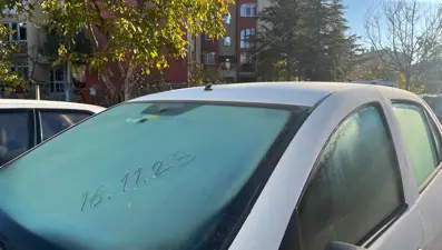 Sıcaklık 1 dereceye kadar düştü, kırağı camları kapladı