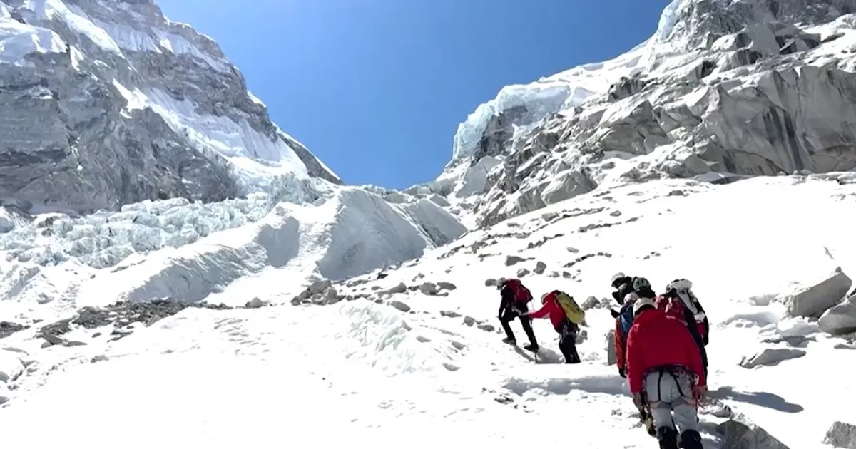 Everest Dağı'na bir günde 274 dağcı tırmanarak rekor kırdı