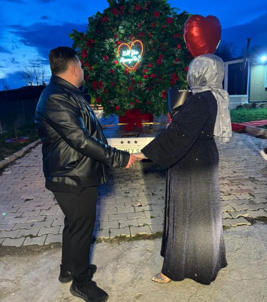 Çekici üzerinde dev buketle evlilik teklif etti 1