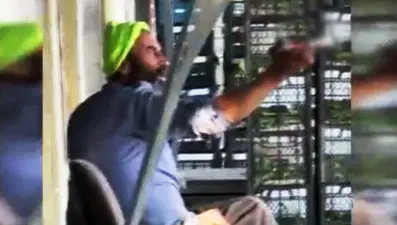 Evsiz adamın üzerinden küçük bir servet çıktı. Fareler yemesin diye poşetleyip sarımsak koymuş