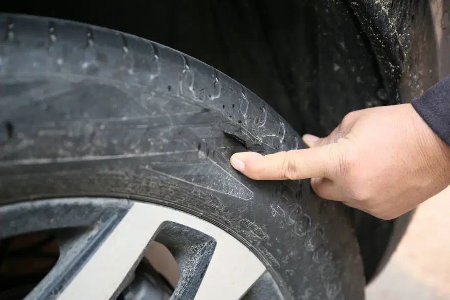 Park halindeki 200 aracın lastikleri patlatıldı 1