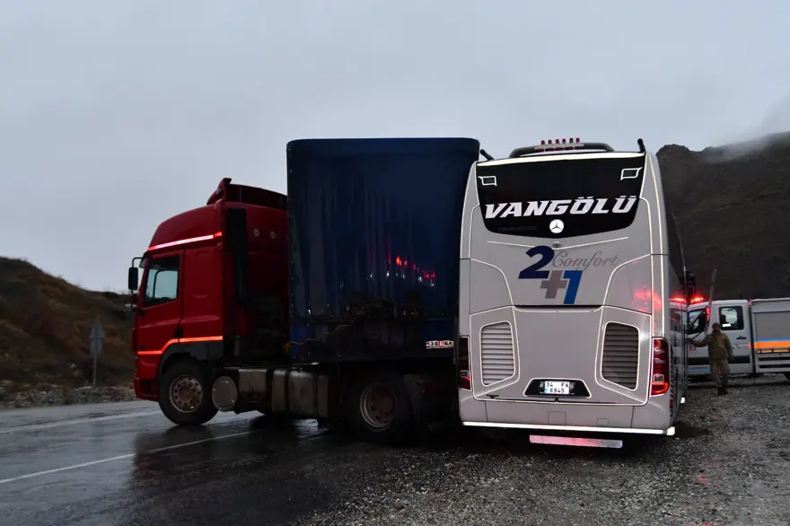 Hakkari'de zincirleme kaza: 3 ölü, 7 yaralı 3 Hakkari'de zincirleme kaza: 3 ölü, 7 yaralı 3