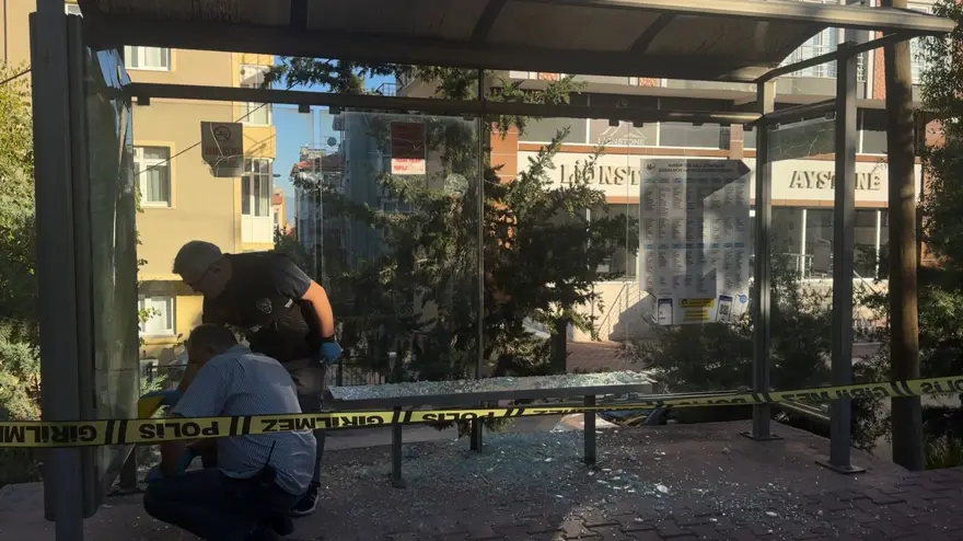 Durakta bekleyen kadına kurşun yağmuru 2 Durakta bekleyen kadına kurşun yağmuru 2