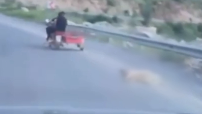 Motosikletin arkasına bağladığı köpeği metrelerce sürükledi