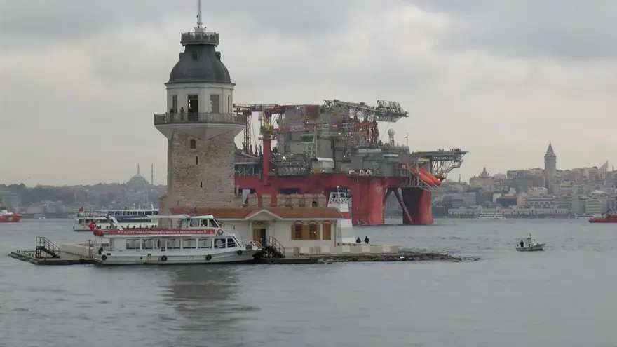 Dev petrol platformu İstanbul Boğazı geçişini tamamladı 8 Dev petrol platformu İstanbul Boğazı geçişini tamamladı 8