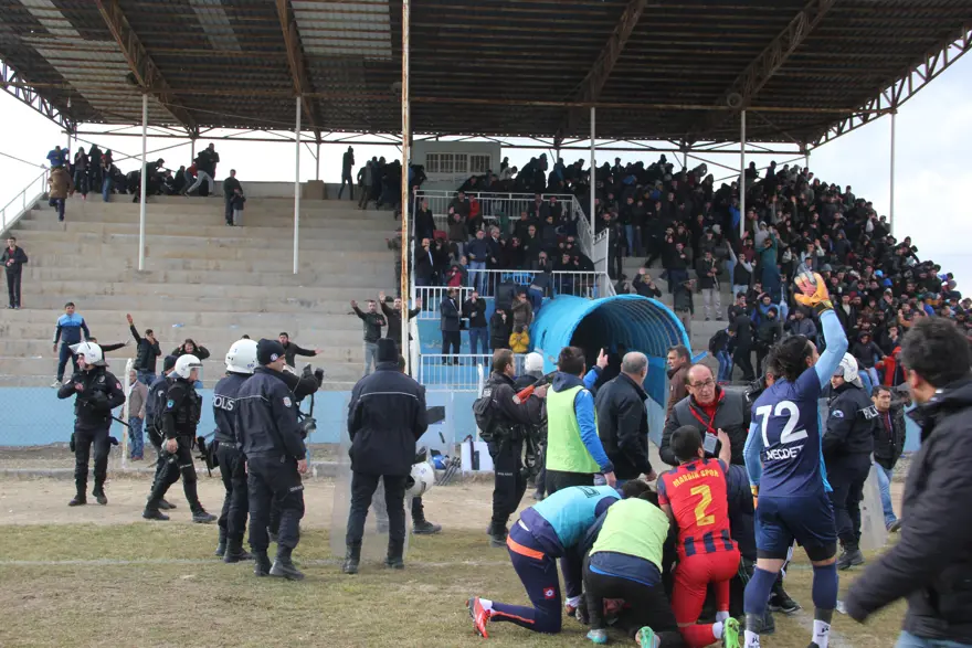 Maçta kavga çıktı: 2 kişi yaralandı 6 Maçta kavga çıktı: 2 kişi yaralandı 6