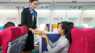 Kabin memuru paylaştı: Uçakta tüketmemeniz gereken en kötü içecek