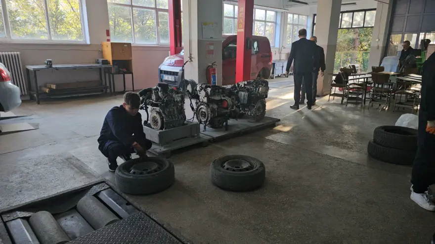 Lastik değişimi liselilerden! Hem tecrübe hem para kazanıyorlar 