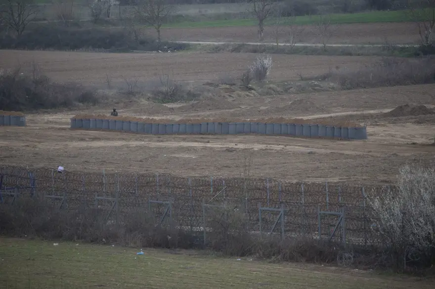 Yunanistan hudut birlikleri sınır hattına siper kazıyor 7