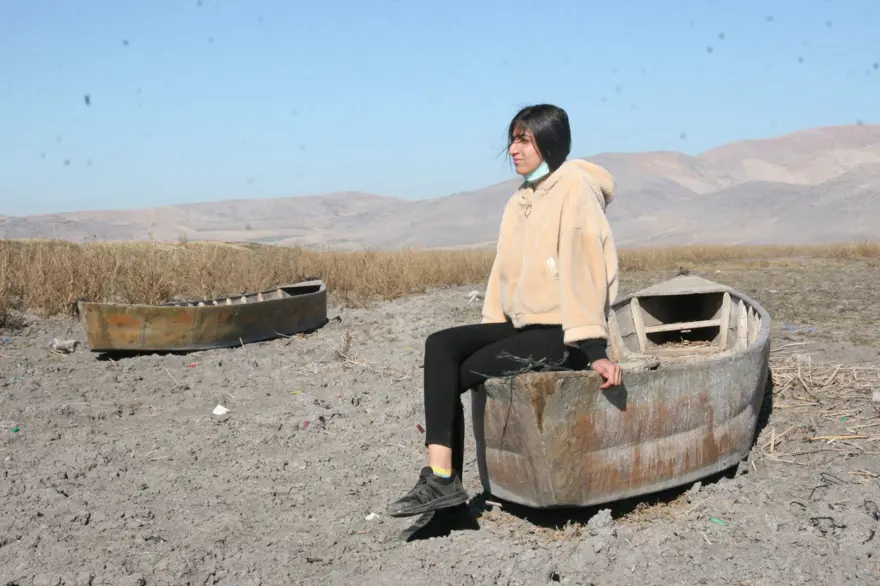 Eber Gölü'ndeki suların çekilmesiyle kayık mezarlığı oluştu 7