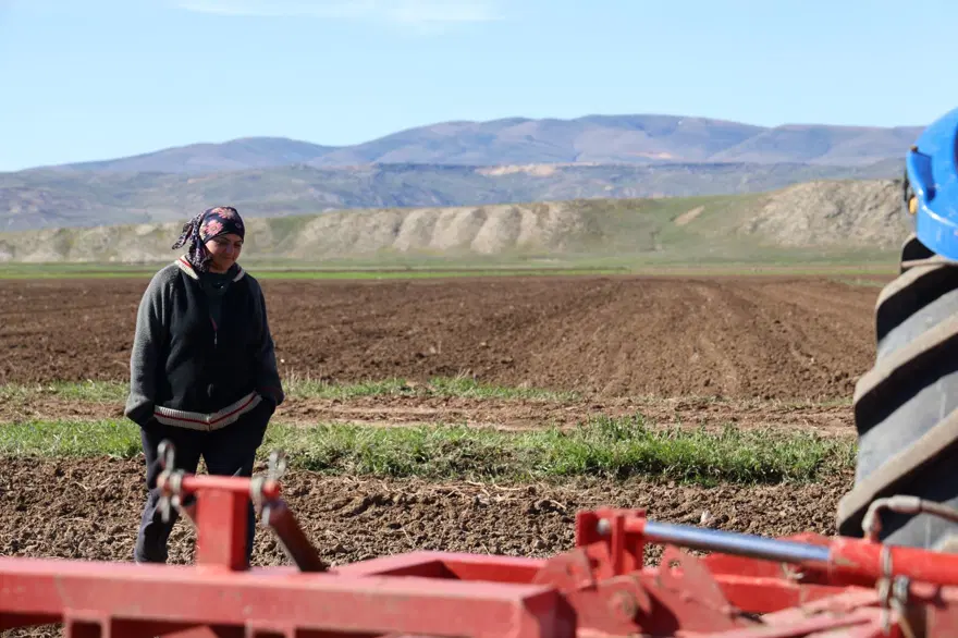 "Kadın başına olmaz" diyenlere inat başardı: Köyünde ilkleri yaptı 1 "Kadın başına olmaz" diyenlere inat başardı: Köyünde ilkleri yaptı 1