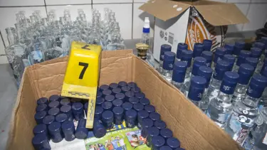 Eyüp'te sahte içki operasyonu: Yüzlerce şişe ele geçirildi