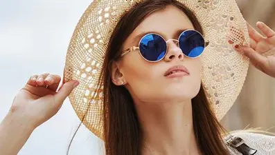 Ormanda pembe camlı, sahilde aynalı gözlük (4 aşamada doğru güneş gözlüğü seçimi)