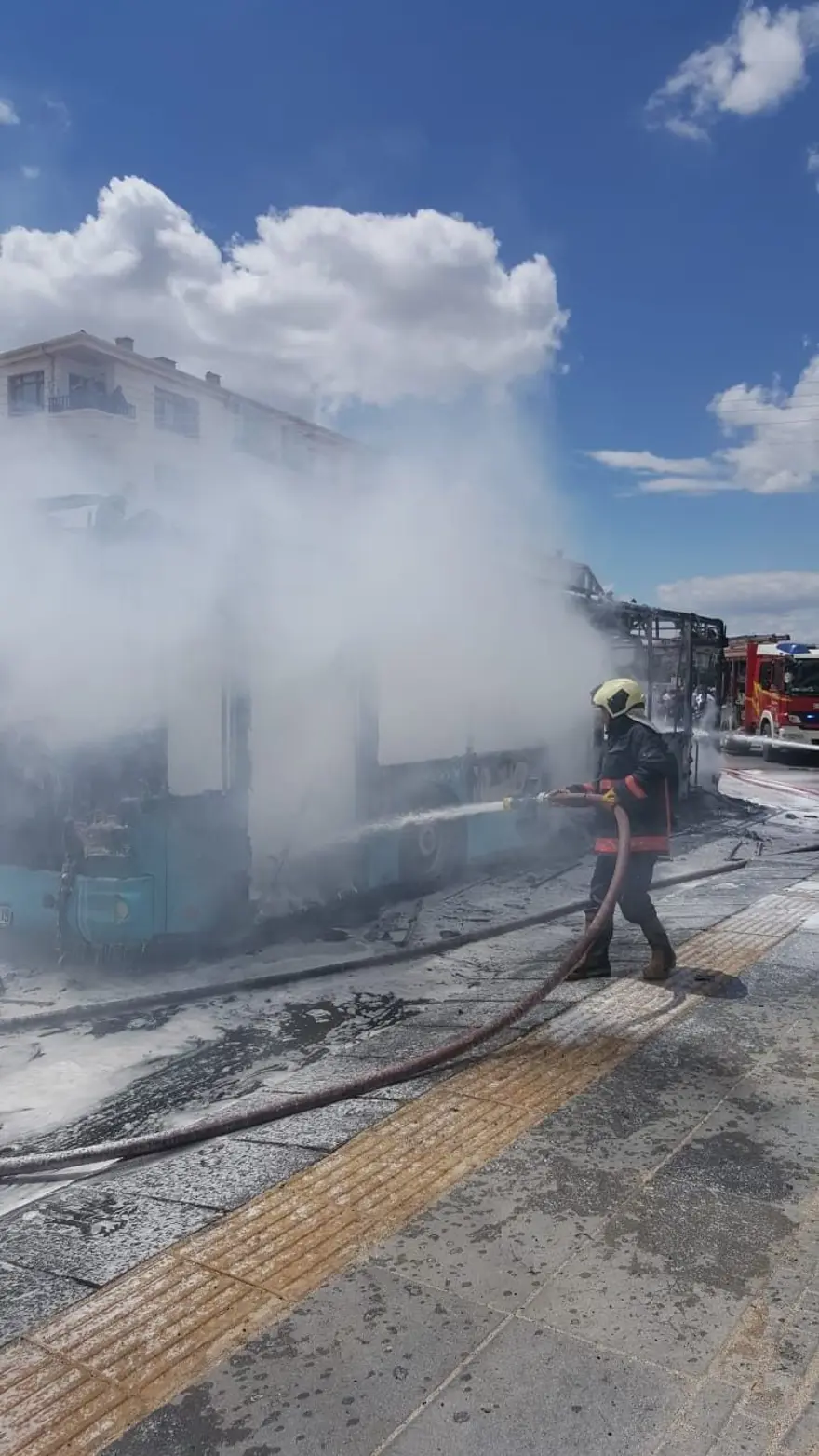 Halk otobüsü alev alev yandı 1