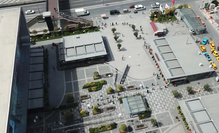 AVM önünde yine uzun kuyruklar oluştu 5 AVM önünde yine uzun kuyruklar oluştu 5