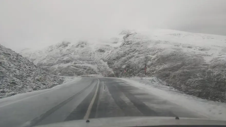 Mevsimin ilk kar yağışı düştü: Ekipler tuzlama yapıyor Mevsimin ilk kar yağışı düştü: Ekipler tuzlama yapıyor