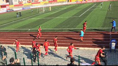 Çorlusporlu futbolcular golü polislere sarılarak kutladı