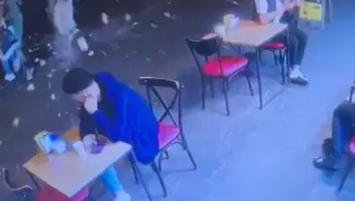 Beyoğlu’nda kıl payı kurtuluş | Binadan kopan beton,turistlerin üzerine düşüyordu