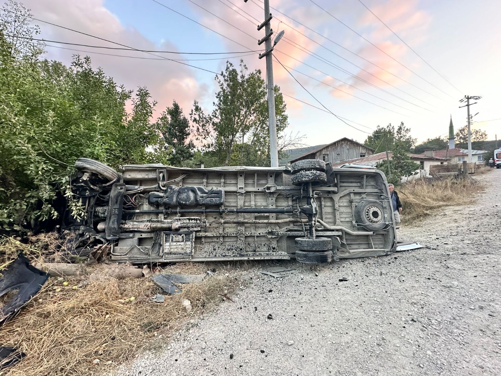 Bolu'da minibüs ile traktör çarpıştı: 15 yaralı