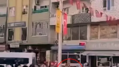 Alev alan tüpü balkondan kalabalığın arasına attı