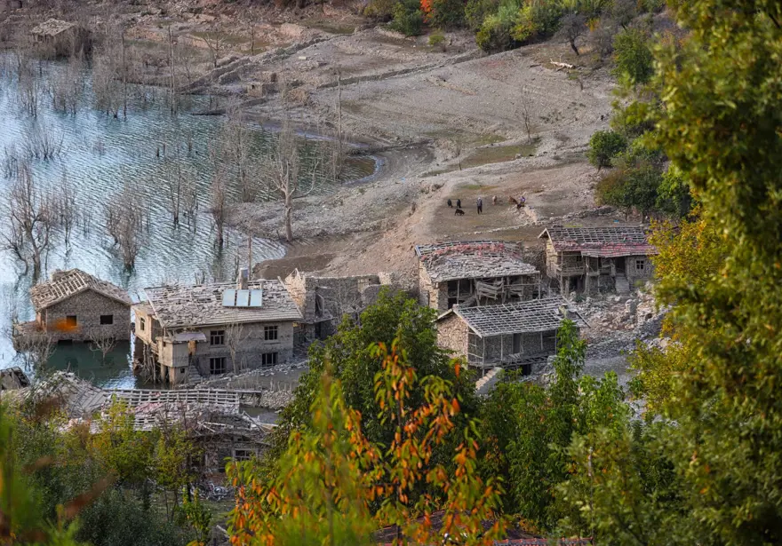 Baraj suları çekilince taş evler gün yüzüne çıktı 9