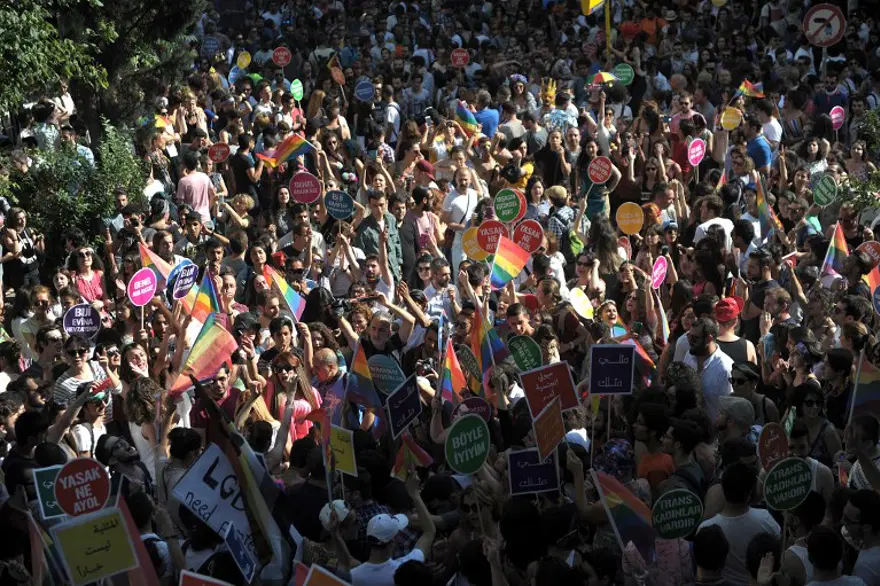 Taksim'deki LGBT Onur Yürüyüşü'ne polis müdahalesi 16