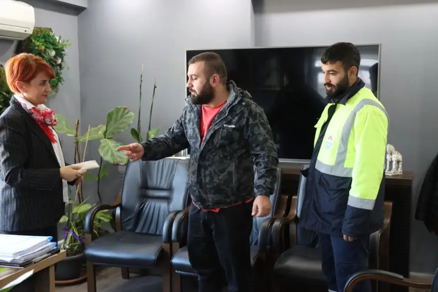 Yalova'da temizlik görevlisi bulduğu cüzdanı sahibine teslim etti 3