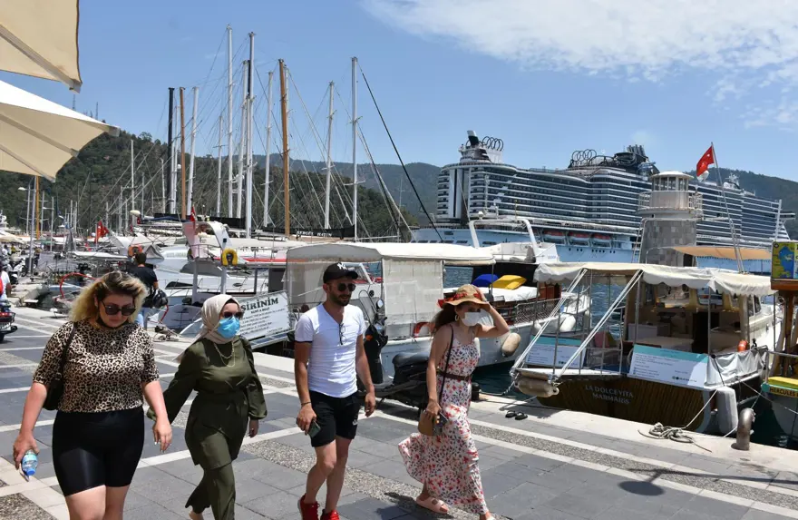 'Yüzen Kasaba', Marmaris'e demir attı 1