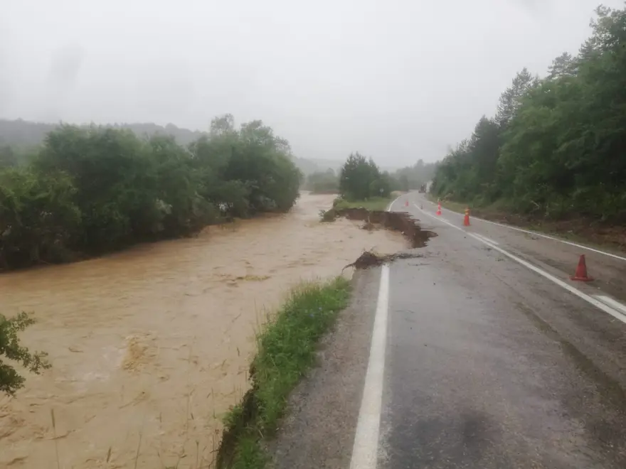 MERKEZLE ULAŞIM KESİLDİ 1