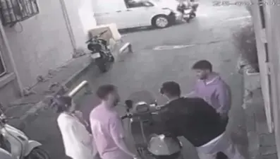 Aniden yola çıkan motosikletliye kamyonet çarptı