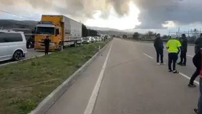 Sivas'ta kopan yüksek gerilim hattı nedeniyle karayolu ulaşıma kapandı