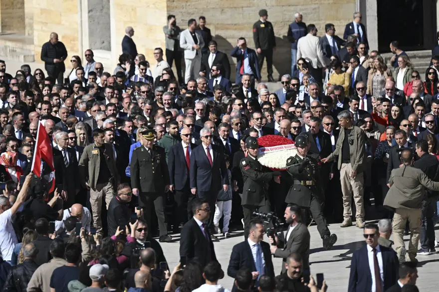 Mansur Yavaş ve Ankara'nın yeni belediye başkanları Anıtkabir'de 2 Mansur Yavaş ve Ankara'nın yeni belediye başkanları Anıtkabir'de 2