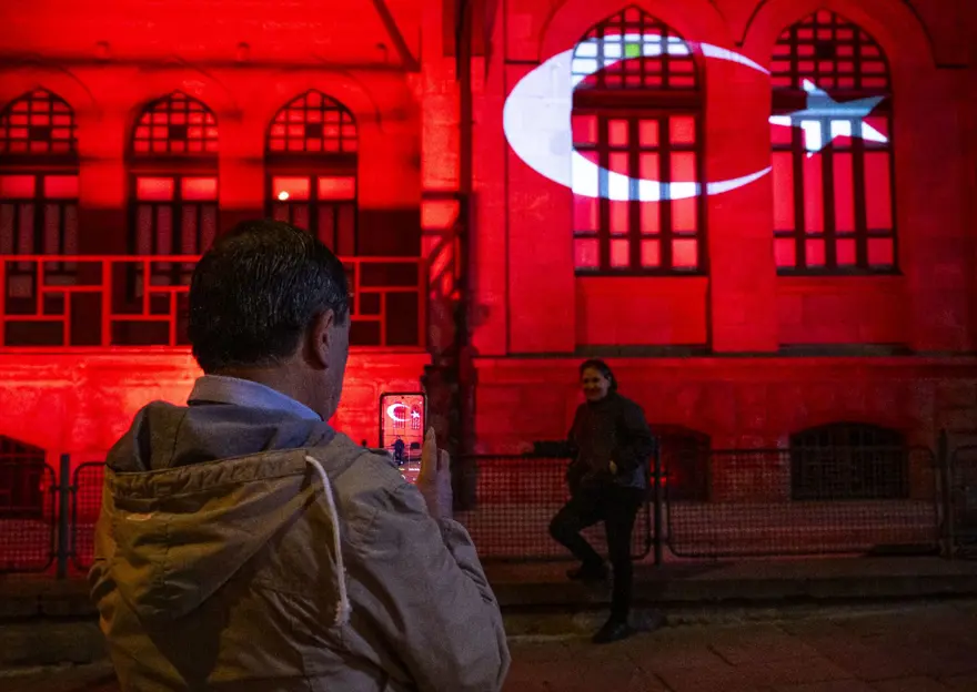 Birinci Meclis Binası ve Atatürk Cumhuriyet Kulesi Türk bayrağı renklerine büründü 11