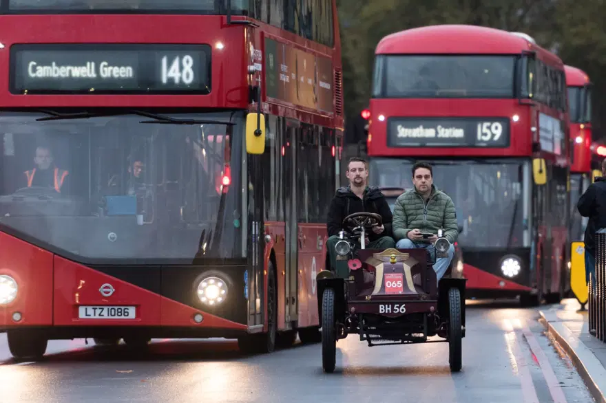 Londra‘da antika otomobiller yarıştı 18