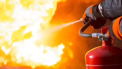 Seyir halindeyken alev alan otomobil tamamen yandı