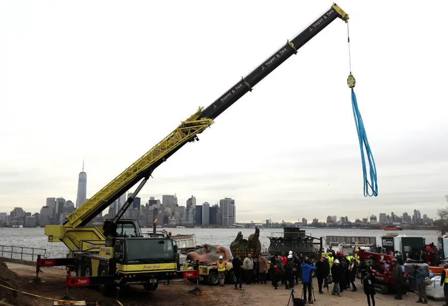 New York Özgürlük Heykeli meşalesi müzeye taşındı 16