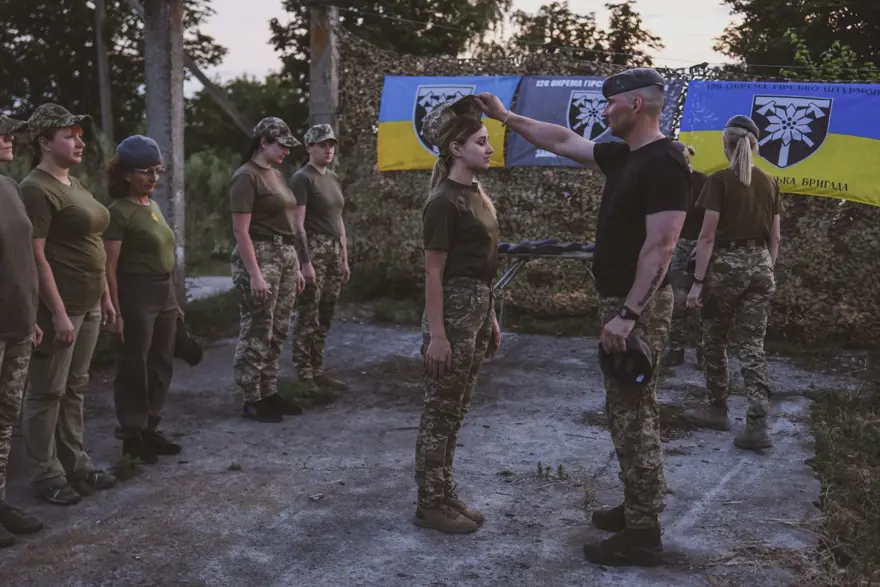 Ukraynalı kadınlar cephede görev almak için hazırlık yapıyor 45 Ukraynalı kadınlar cephede görev almak için hazırlık yapıyor 45