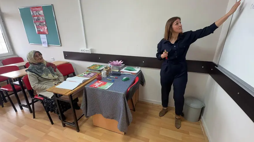 Çocukken ailesi okutmadı: Ayşe Teyze 65 yaşında okuma yazma öğreniyor 3