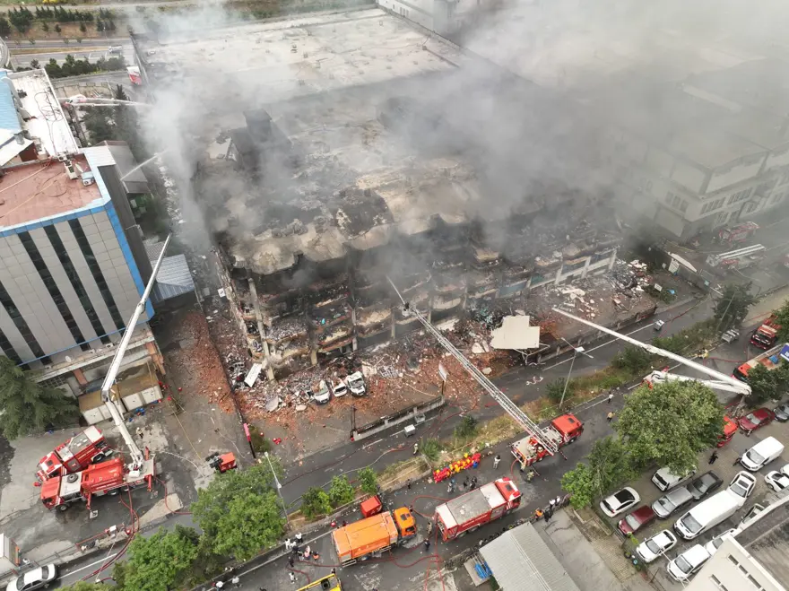 Başakşehir'de fabrikada çıkan yangını söndürme çalışmaları 3. gününde 1