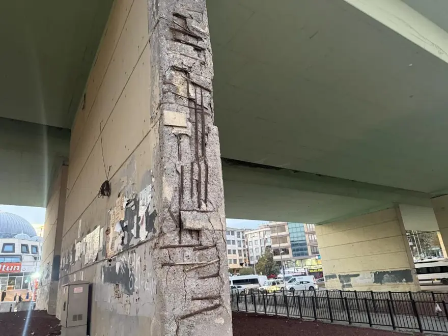 Üzerinden her gün binlerce araç geçiyor: İstanbul'da tehlike saçan köprü 4