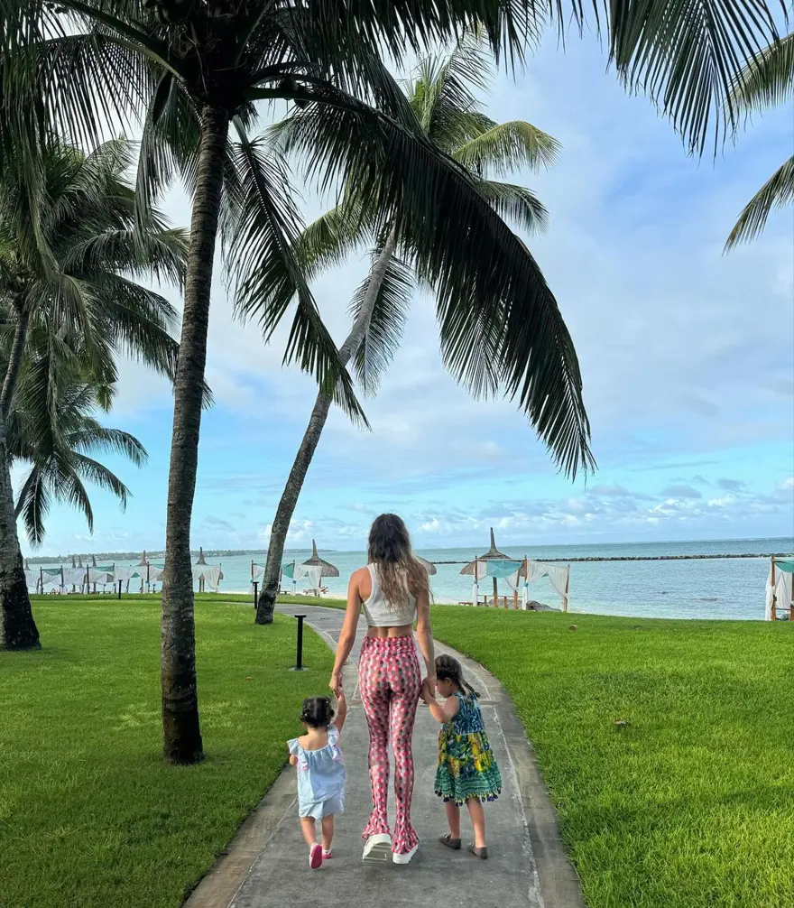 Eşi ve kızlarıyla Mauritius tatiline giden Sinem Kobal'dan yeni kareler 1