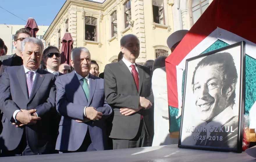 Münir Özkul son yolculuğuna uğurlandı 2 Münir Özkul son yolculuğuna uğurlandı 2