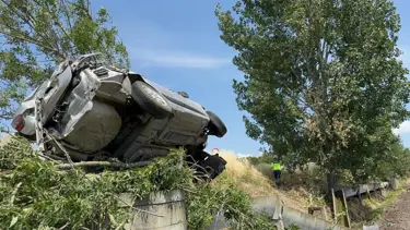 Balıkesir'de takla atan araç kanala uçtu